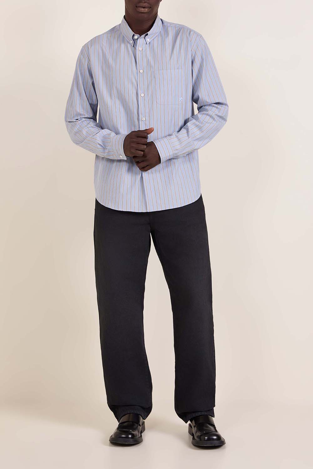 חולצת כפתורים